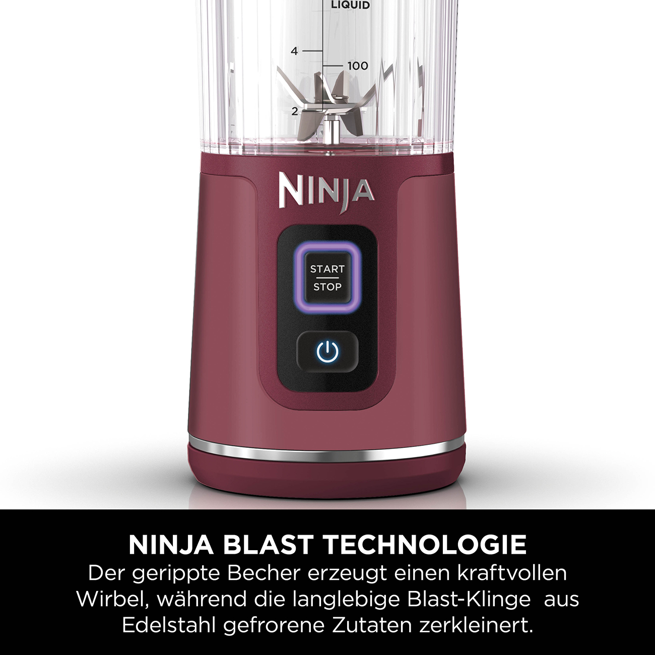 Een rode blender met een doorzichtige container, met het mes en de metingen, met het Ninja-logo.