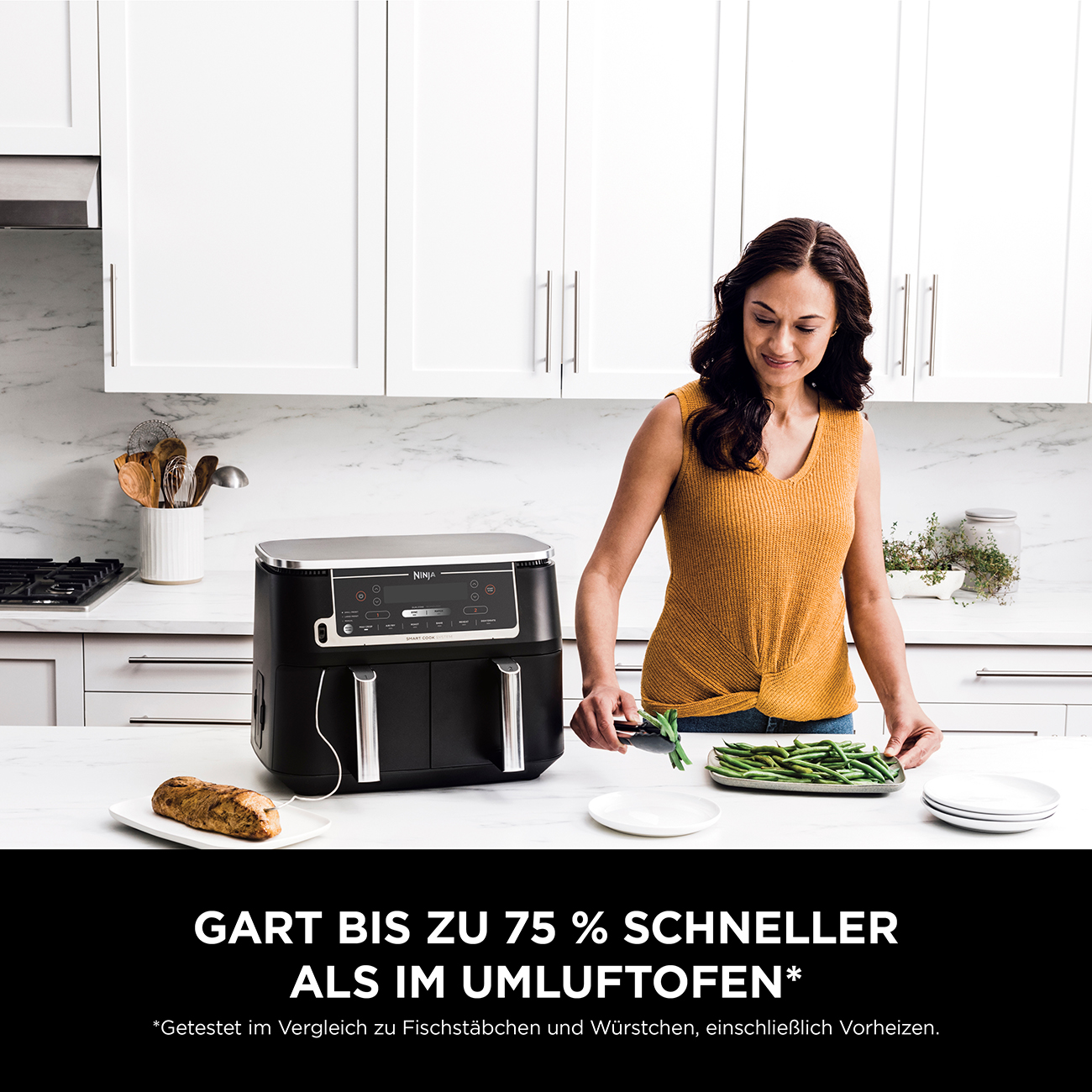 Kobieta używa frytkownicy Ninja w kuchni.