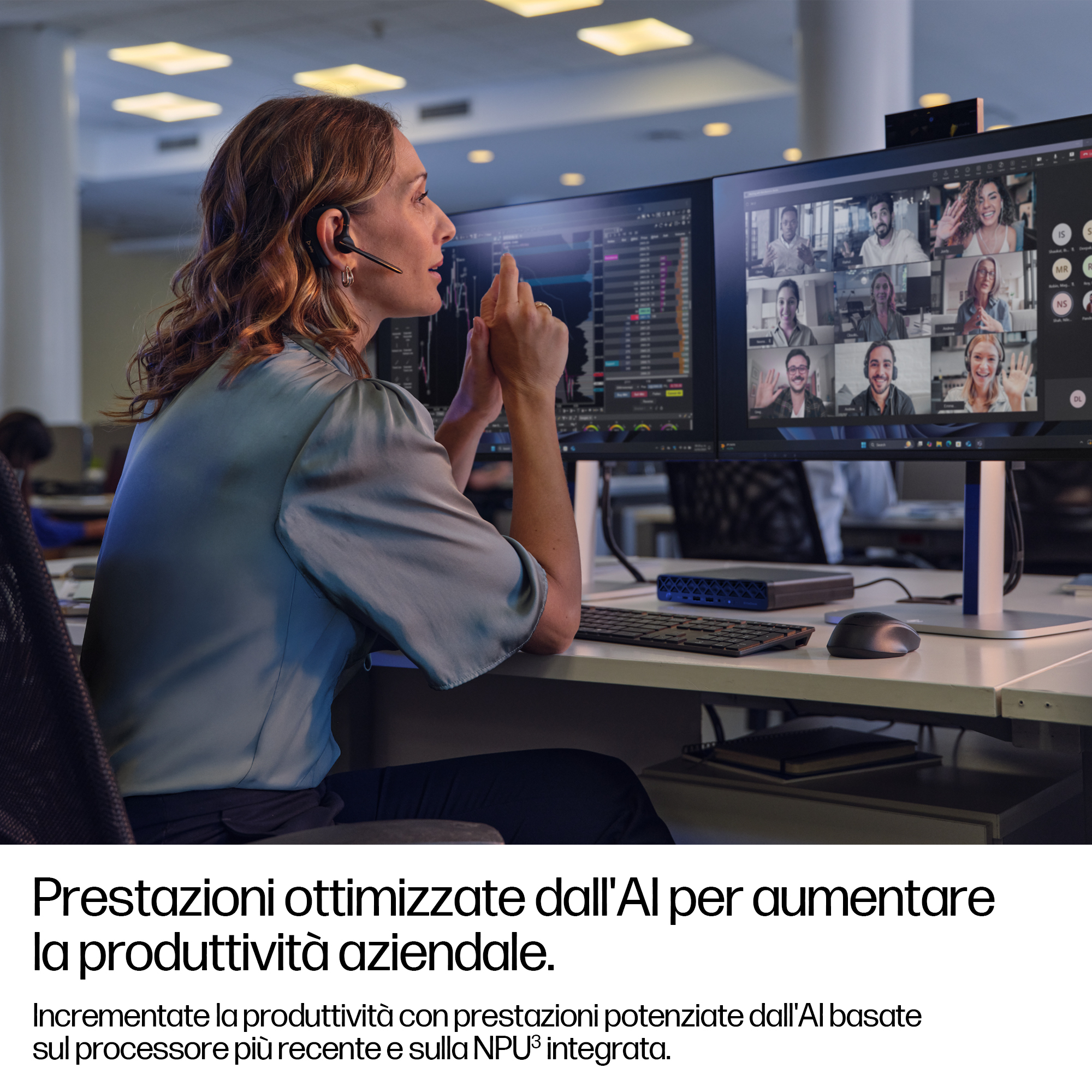 Donna con cuffie in ufficio, guarda schermi con videochiamate. Testo: Prestazioni ottimizzate dall'IA.