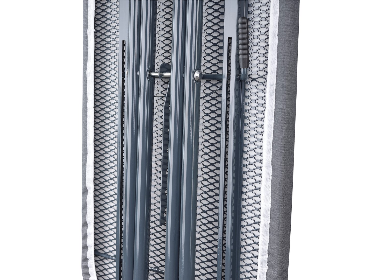 Zbliżenie deski do prasowania z szarą siatkową powierzchnią i szarą metalową ramą.