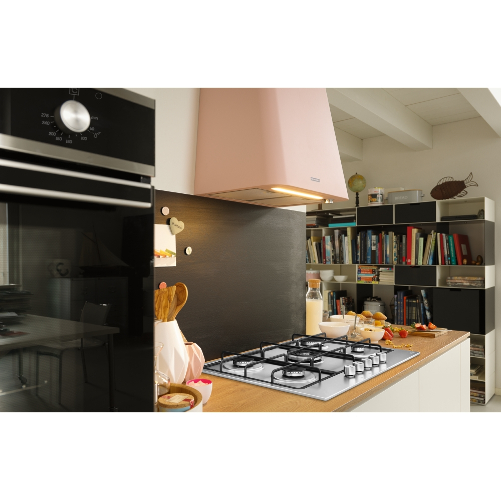 Una scena di cucina con piano cottura, forno e scaffali. Una cappa rosa è sopra il piano cottura.