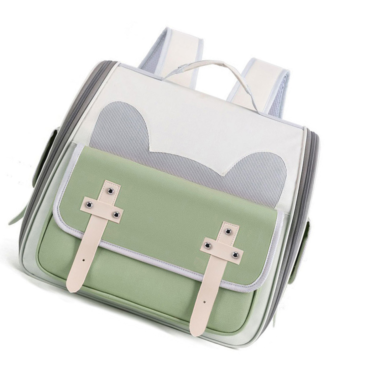 Primer plano de una mochila infantil con un bolsillo verde y detalles blancos.