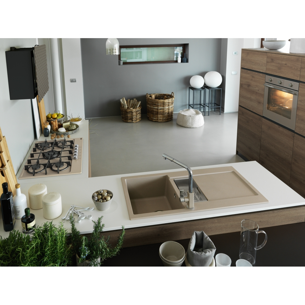 Una scena di cucina con lavello, fornello e vari oggetti da cucina.