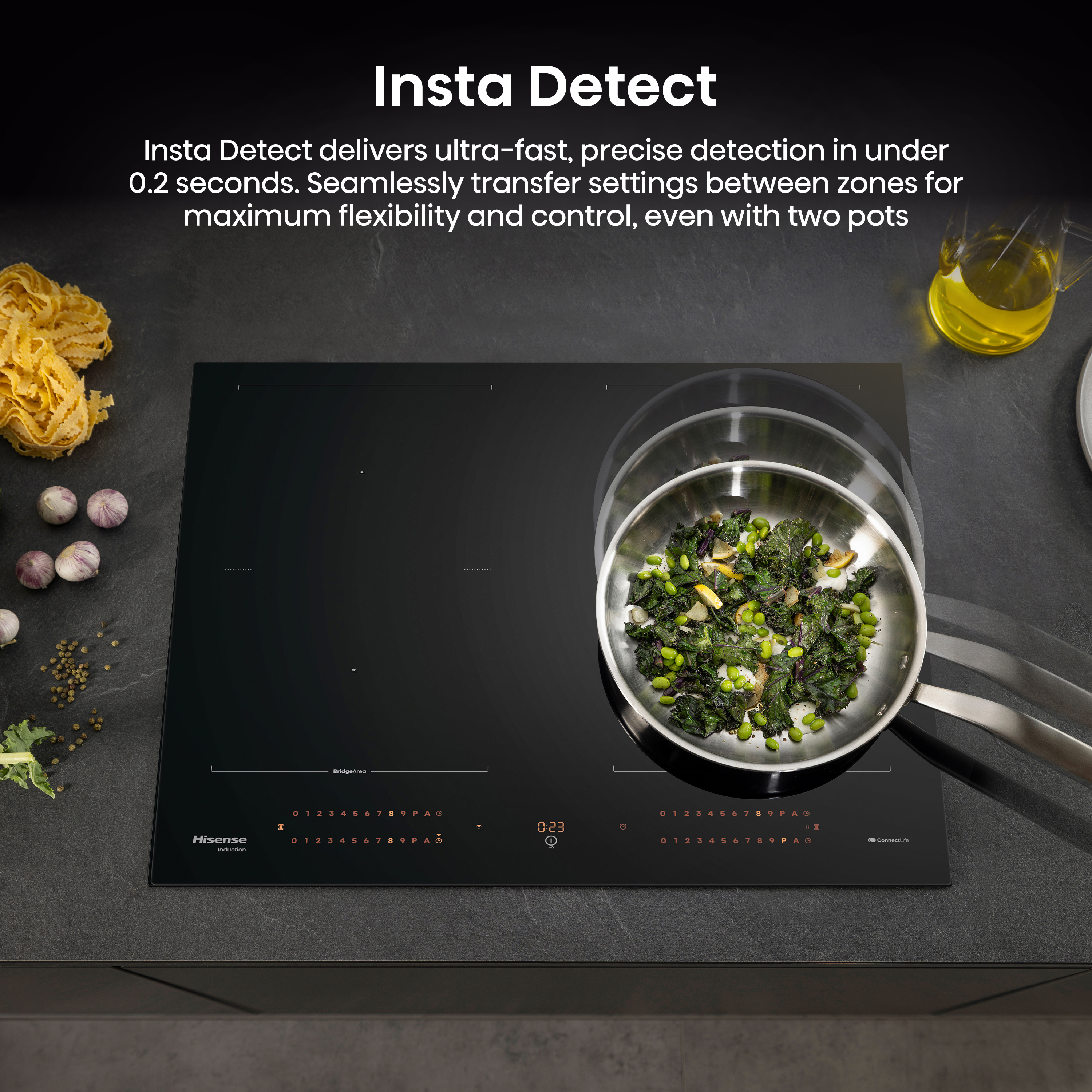 Placa de inducción negra con comida cocinándose. Dos sartenes con comida y un temporizador. Texto sobre Insta Detect.