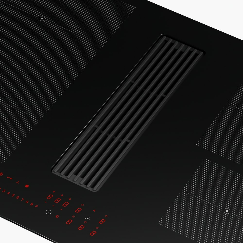 Primo piano di un piano cottura nero con aspirazione integrata. Le luci rosse del display sono accese.