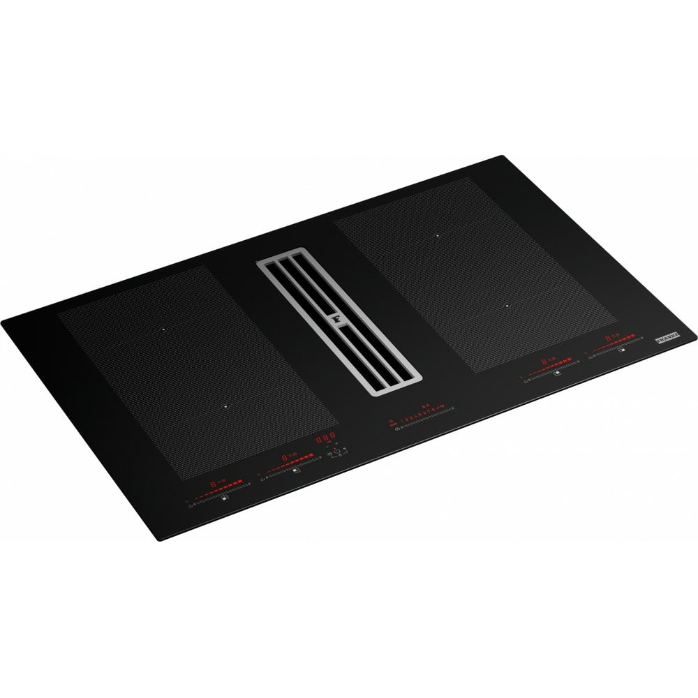 Vista angolare di un piano cottura a induzione nero con ventilazione integrata, che mostra il suo design elegante e i comandi digitali.