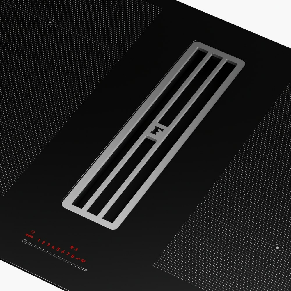 Primo piano di un piano cottura nero con aspirazione integrata. Il display è acceso.
