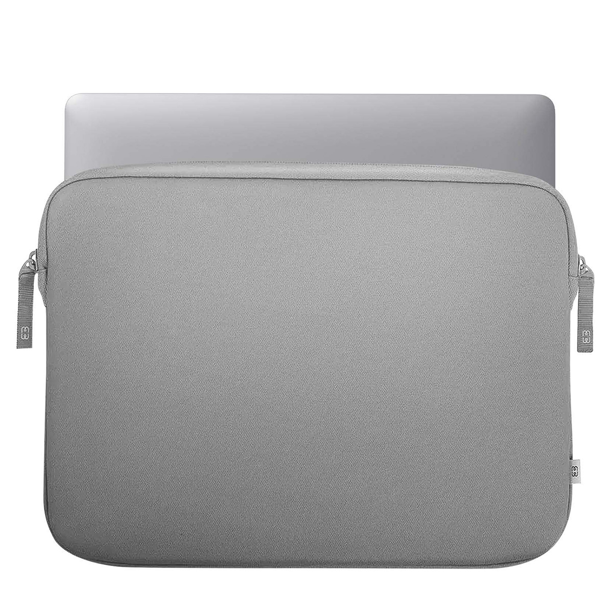 Graue Laptop-Hülle mit einem Laptop darin, auf weißem Hintergrund.