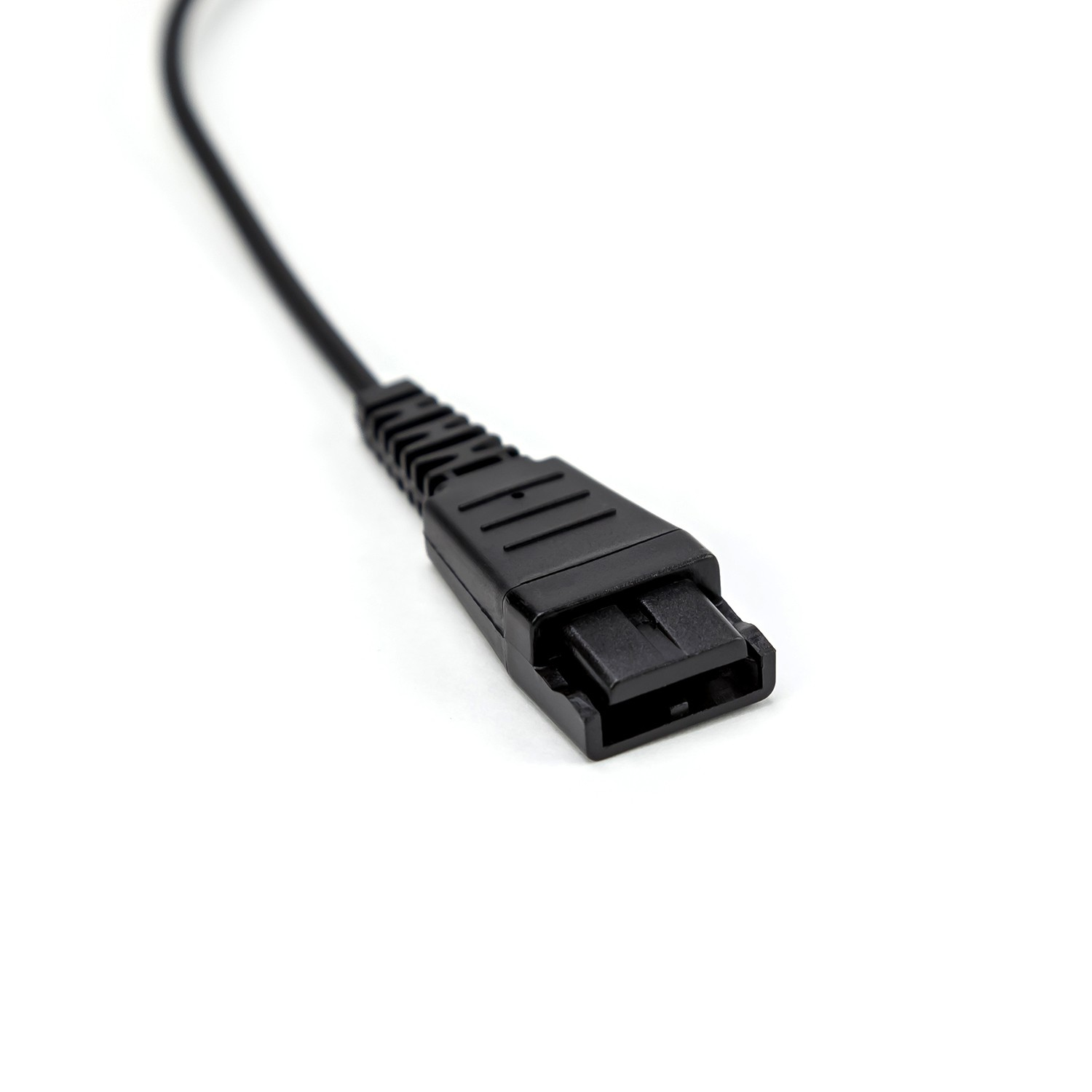 Ein schwarzes Kabel mit einem schwarzen rechteckigen Stecker. Der Hintergrund ist weiß.
