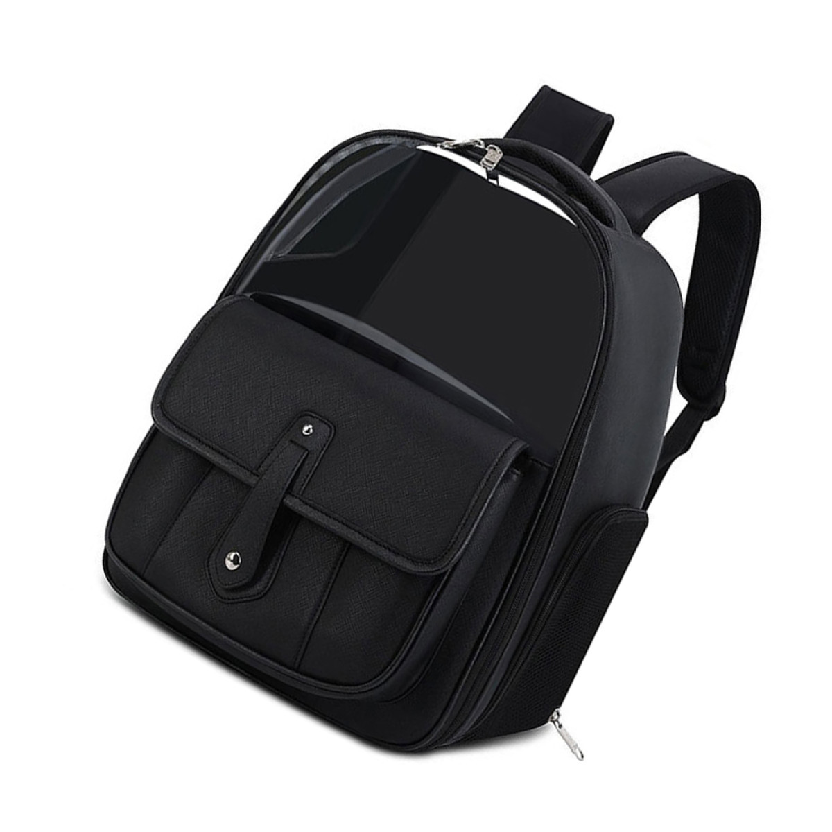 Una mochila negra con un bolsillo con solapa de cuero negro, parte superior transparente y bolsillo lateral. Fondo blanco.