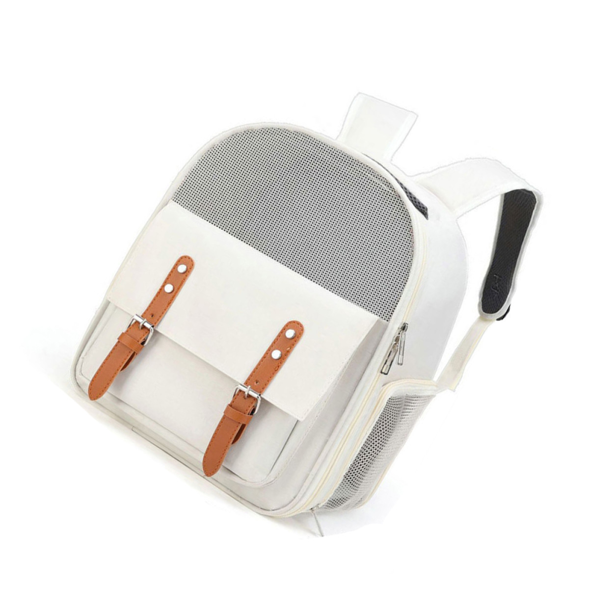 Mochila transportadora para mascotas blanca con frente de malla, solapa con hebillas y correas de cuero marrón.
