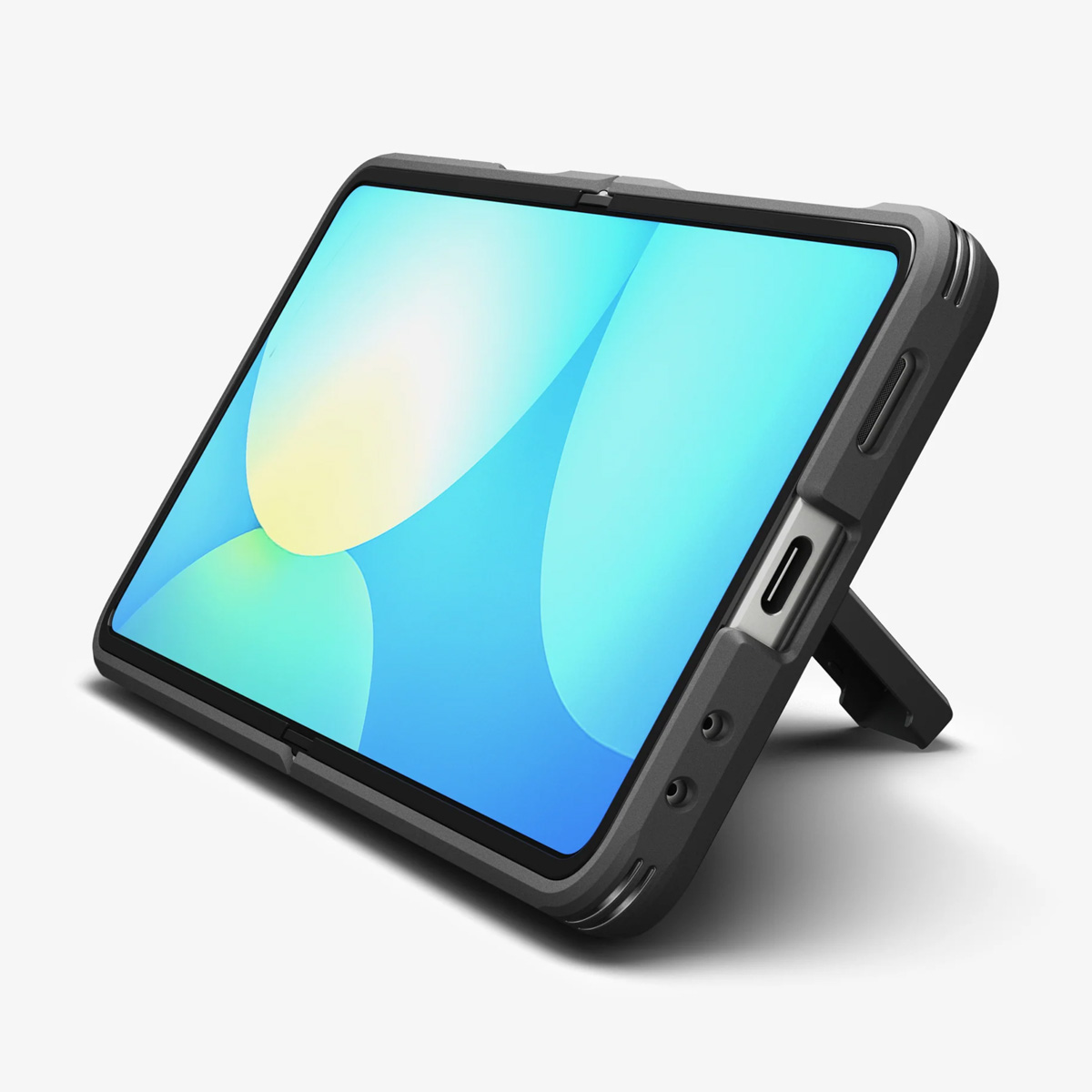 Tablet in una custodia grigio scuro, angolato su una superficie bianca. Lo schermo mostra una sfumatura blu e gialla.