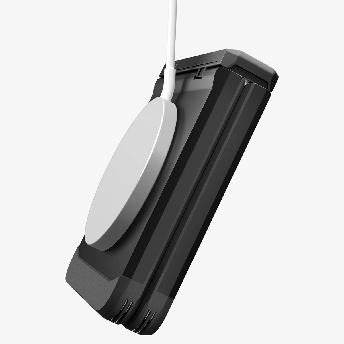 Telefono nero, collegato a un caricatore bianco. Sfondo bianco.