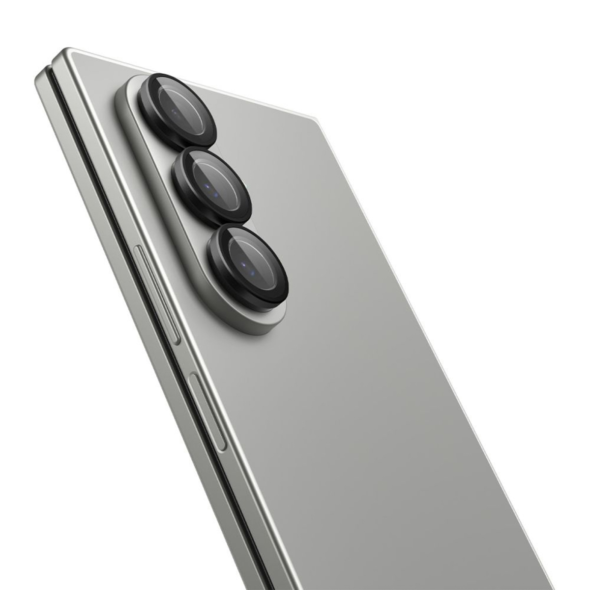 Telefono argento con tre obiettivi della fotocamera. Il telefono è angolato per mostrare il retro e le lenti.