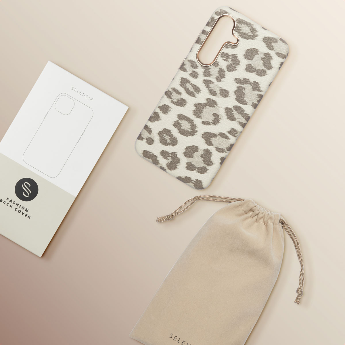Telefoonhoesje, doos en tas. Luipaardprint telefoonhoesje, gouden ring, witte doos, beige tas. Beige achtergrond.
