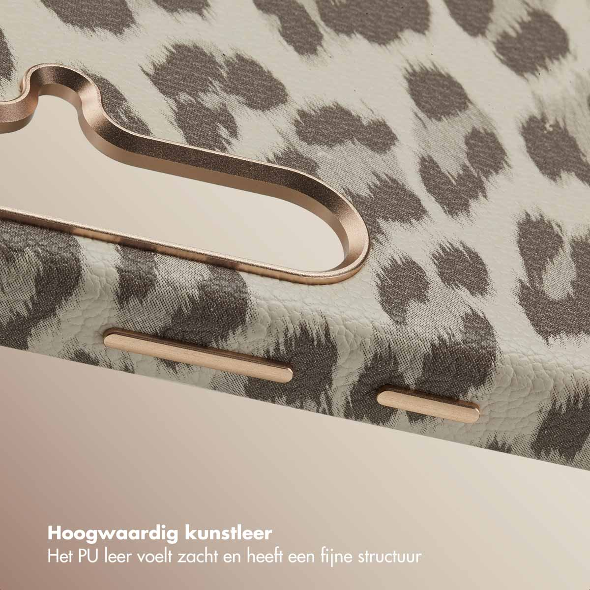 Close-up van een telefoonhoesje met luipaardprint. Gouden accenten en een zachte textuur zijn zichtbaar.