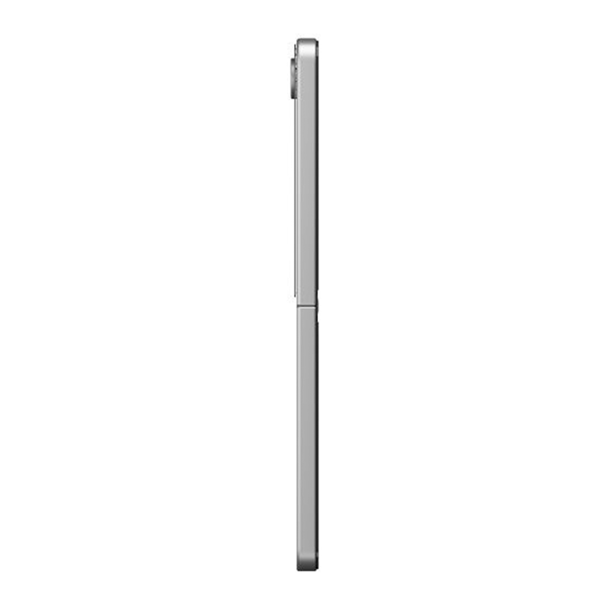 Een zijaanzicht van een zilveren telefoon. De telefoon is dubbelgevouwen en op een witte achtergrond.
