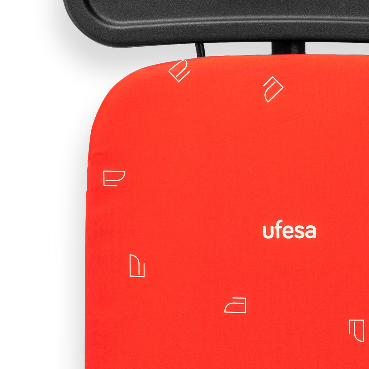 Primer plano de la funda roja de la tabla de planchar con la marca 'ufesa' y formas blancas.
