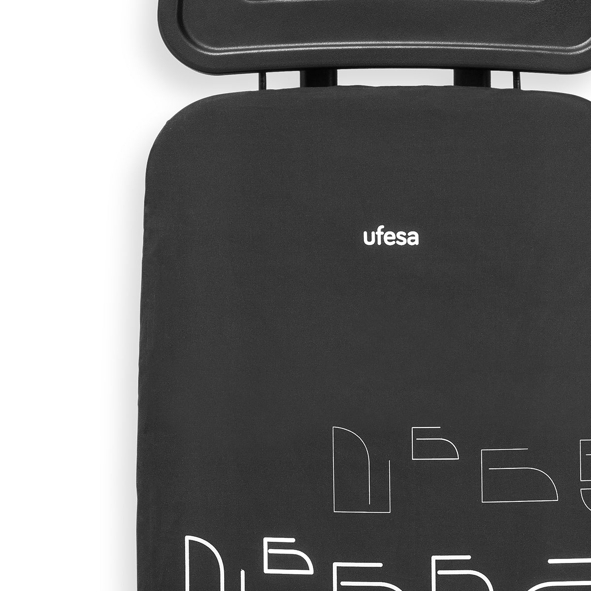 Primer plano de una funda de tabla de planchar negra con la marca 'ufesa' y formas blancas.