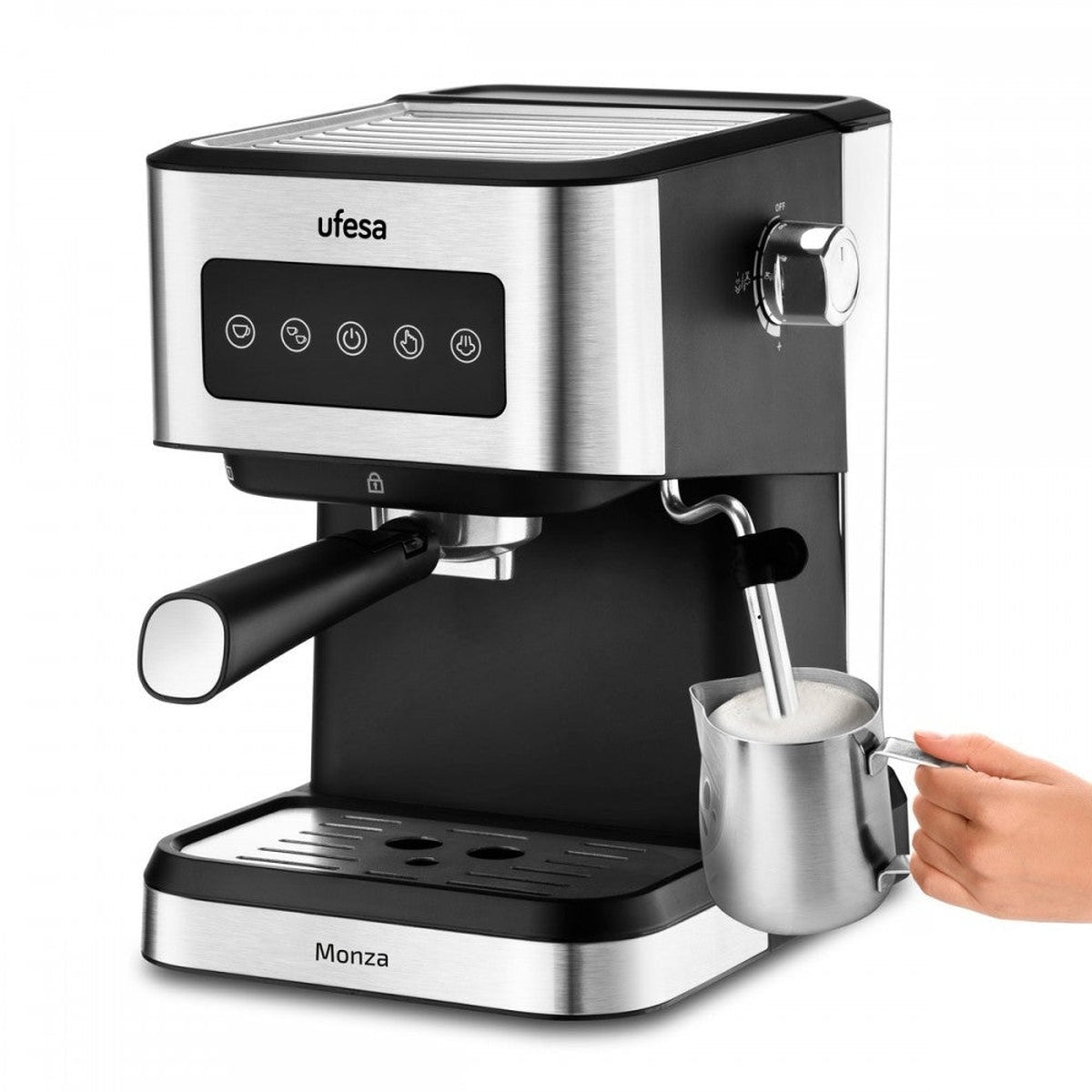 Una máquina de espresso de acero inoxidable. Una persona vierte leche en una taza con una jarra de acero.