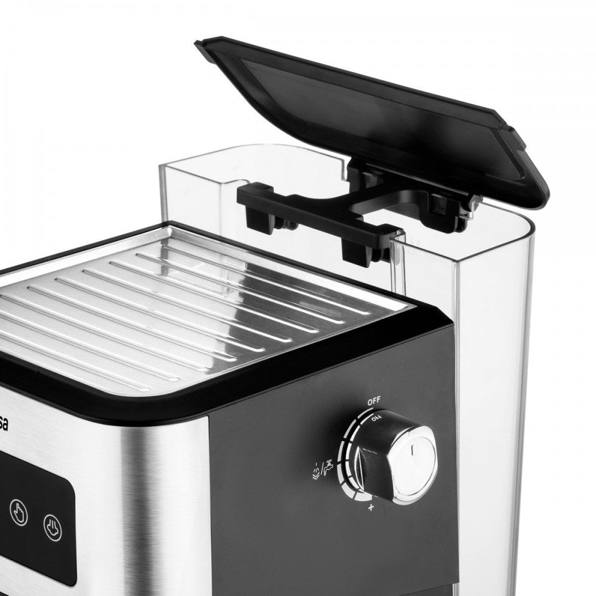 Primer plano de una cafetera. El depósito de agua está abierto, con tapa negra y dial de ajustes.