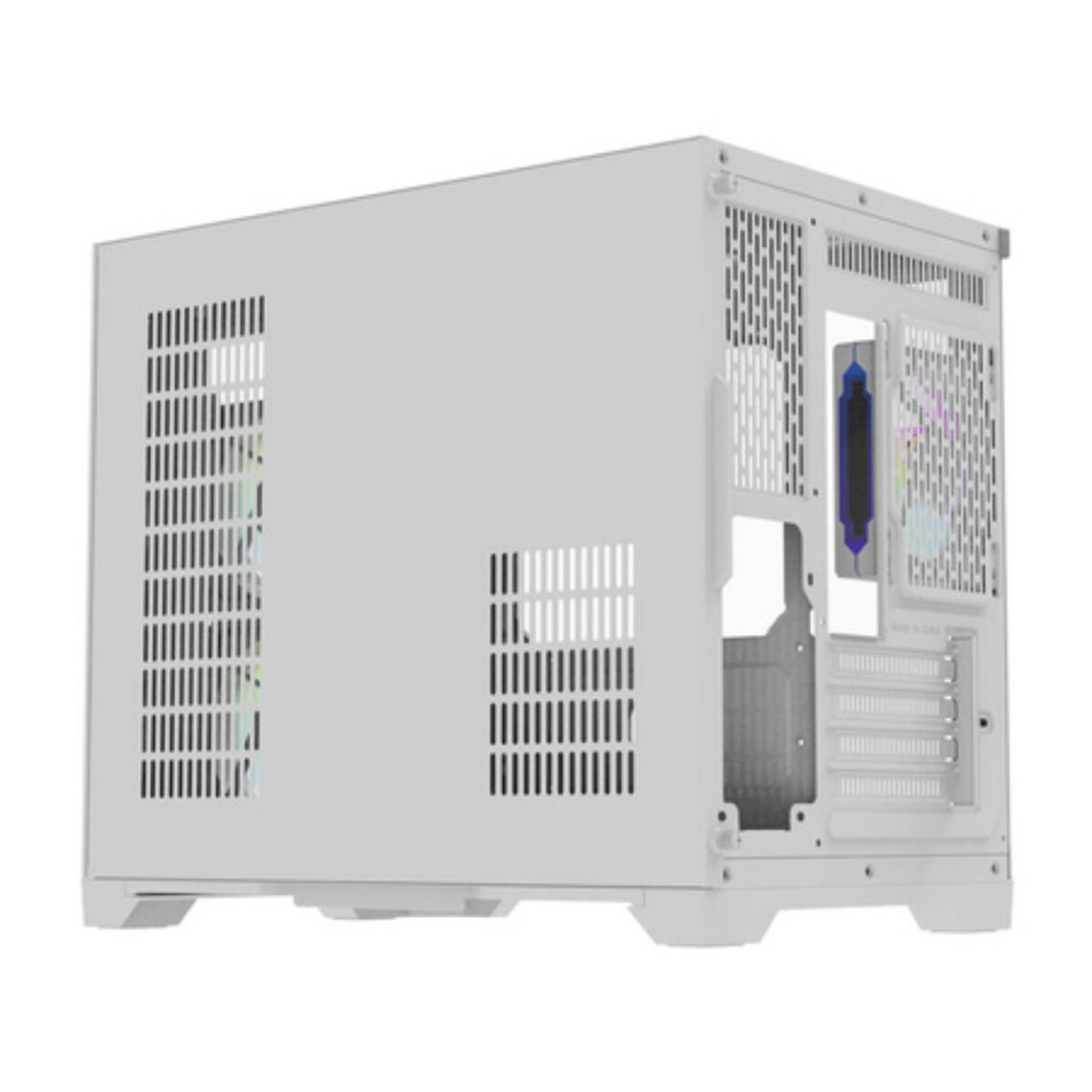 Weißes Computergehäuse mit Lüftungsschlitzen an der Seite und Rückseite. Die schräge Ansicht zeigt interne Komponenten und die Rückwand.