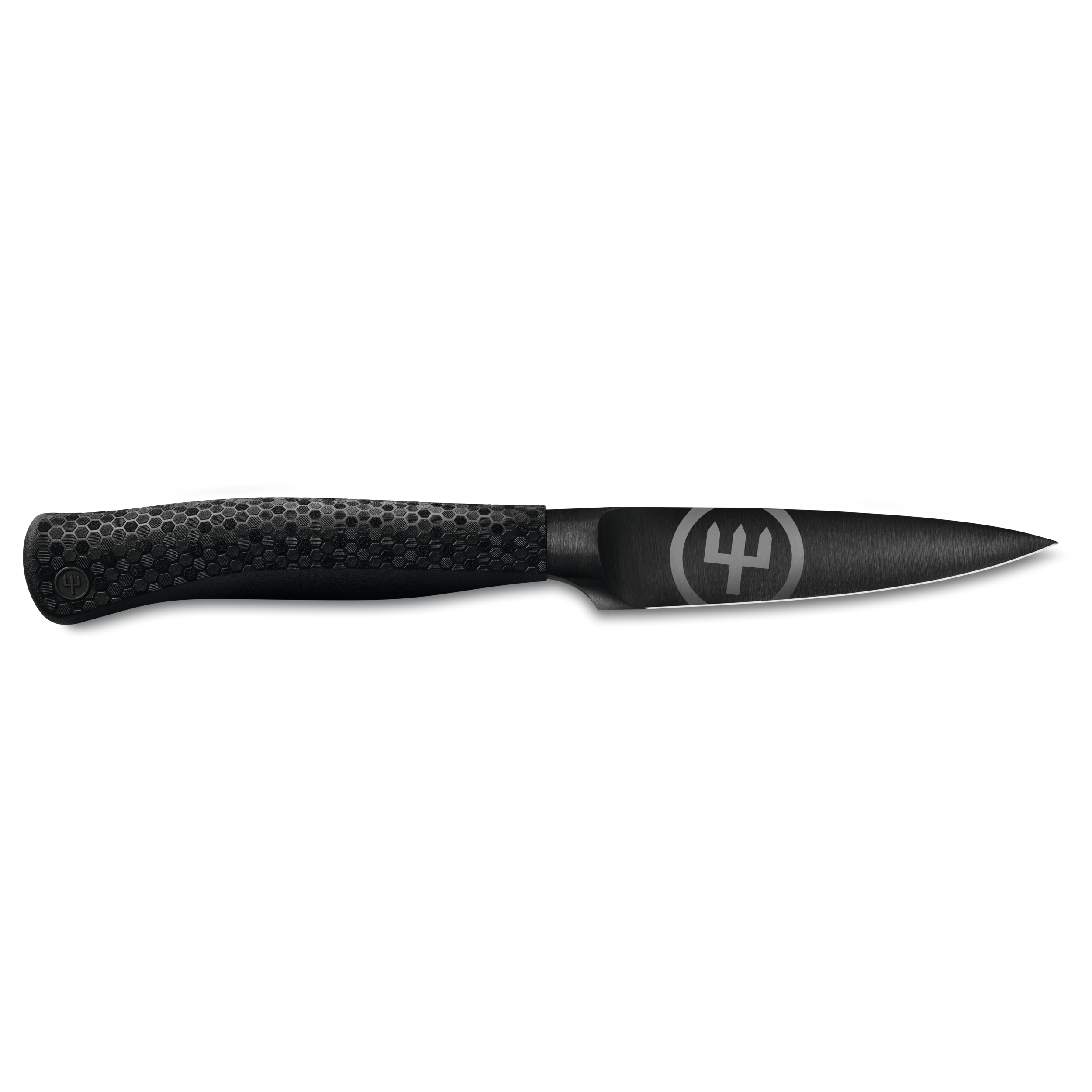 Ein schwarzes Messer mit strukturiertem Griff. Die Klinge hat ein Logo. Es ist auf schwarzem Grund.