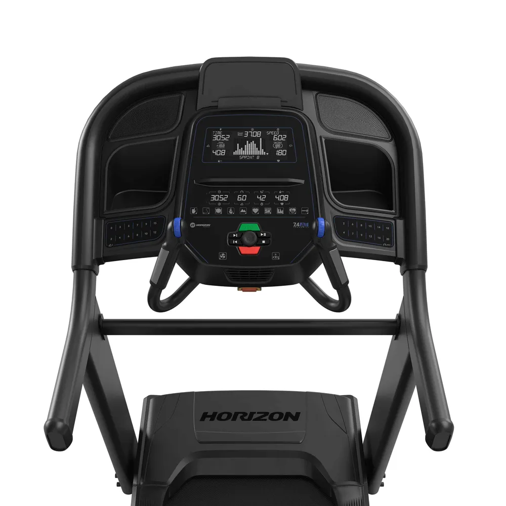 La parte superior de una cinta de correr Horizon con un panel de control. El panel tiene una pantalla y botones.