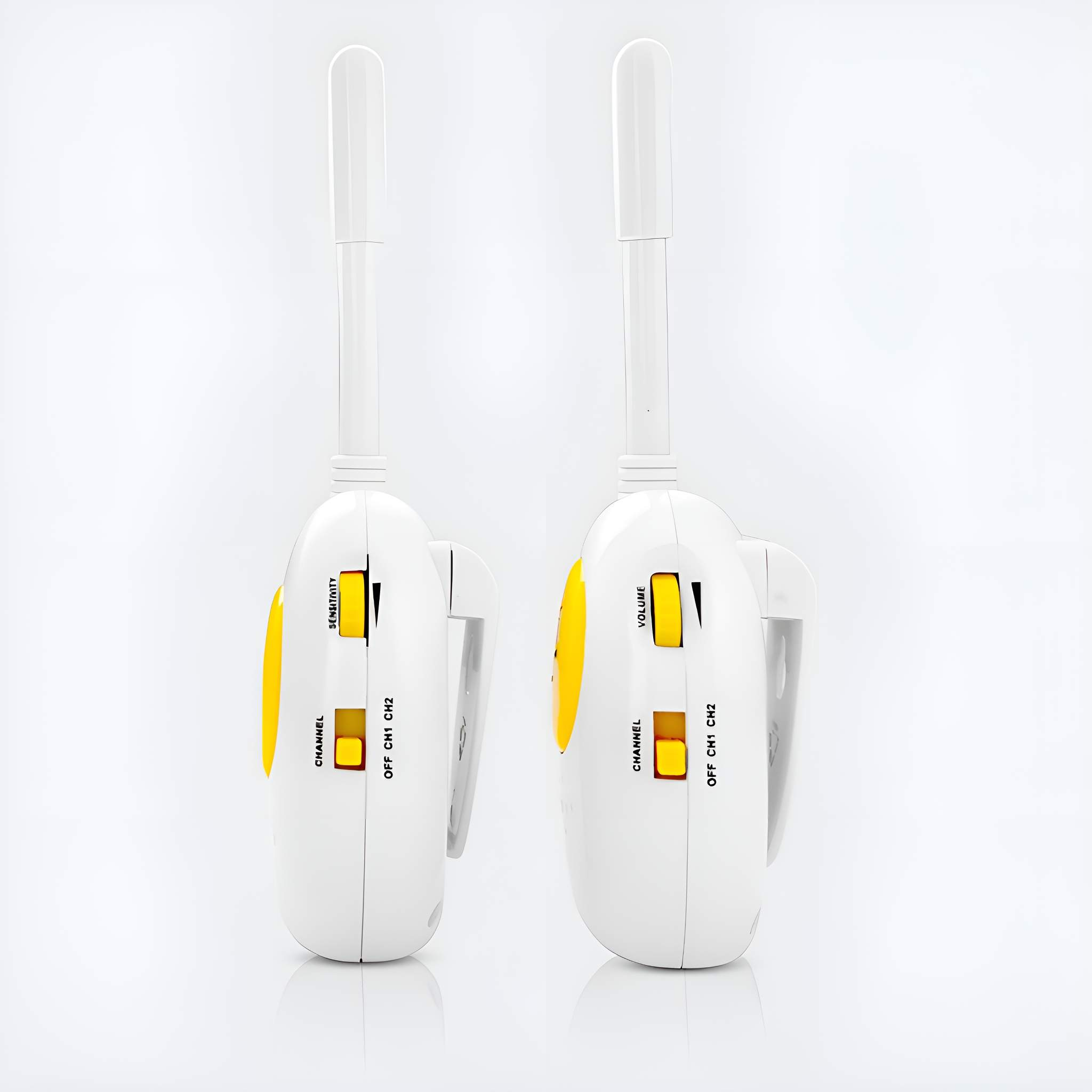 Zwei Babyphone. Seitenansicht weißer Monitore mit gelben Knöpfen und Antennen. Text: Empfindlichkeit, Lautstärke und Kanal.