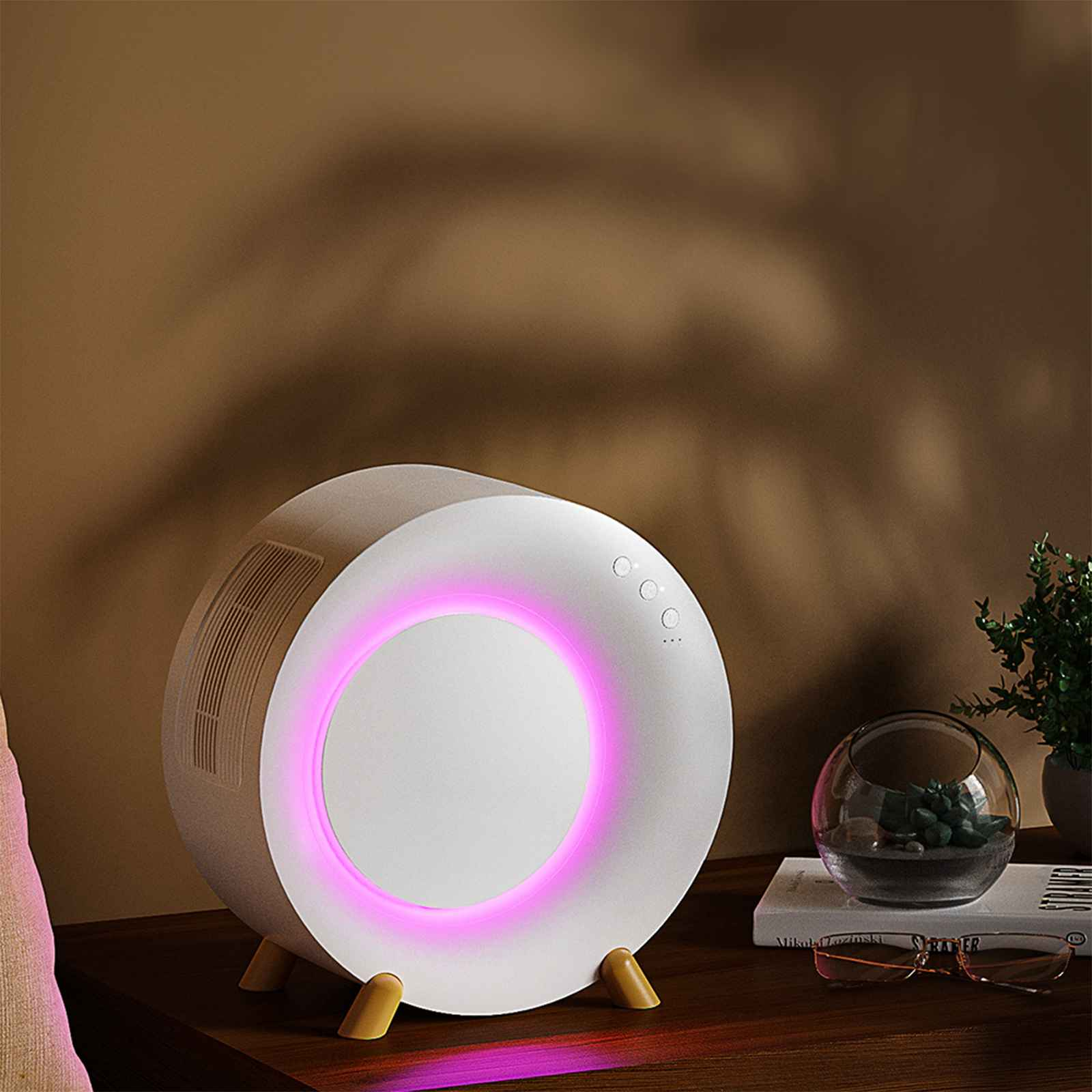 Weißes rundes Gerät mit pinkfarbenem Lichtring, auf einem Holztisch.