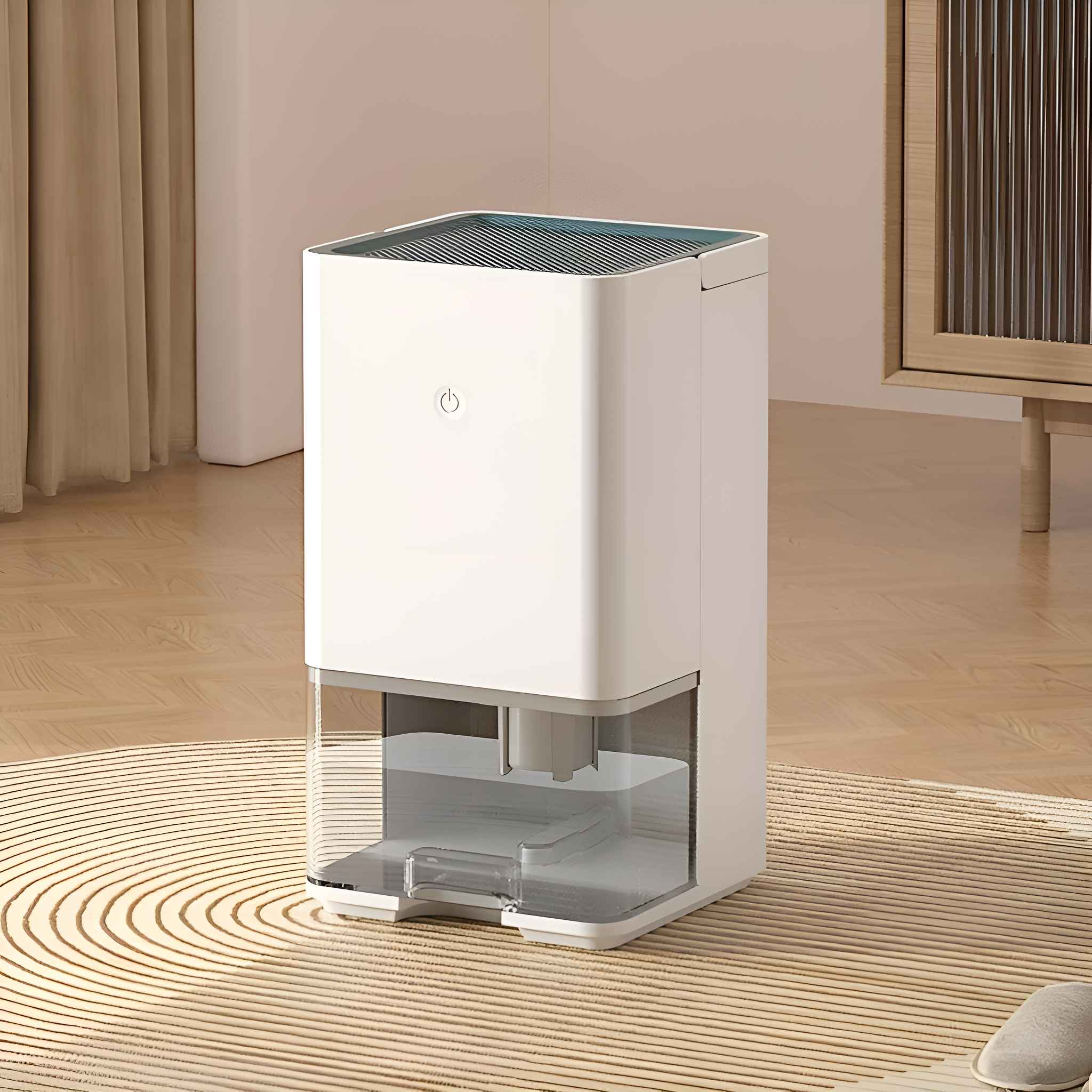 Ein weißer Luftentfeuchter auf einem gemusterten Teppich. Die Maschine hat einen transparenten Wassertank und drei Knöpfe.
