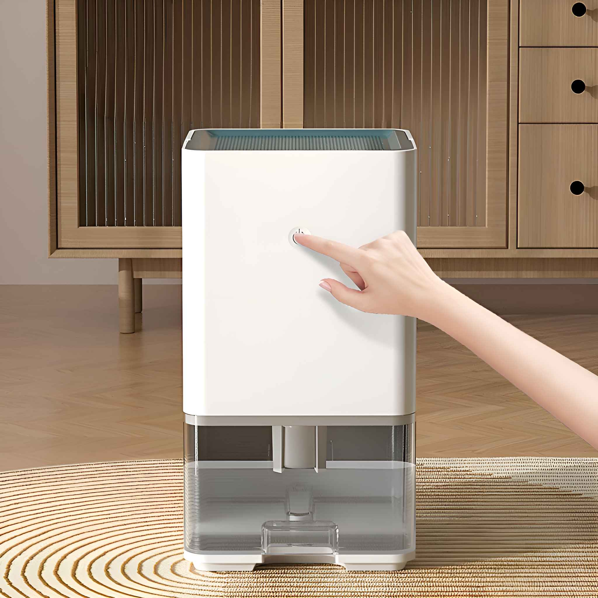 Hand drückt Ein-Aus-Taste auf weißem Luftentfeuchter mit Wassertank.
