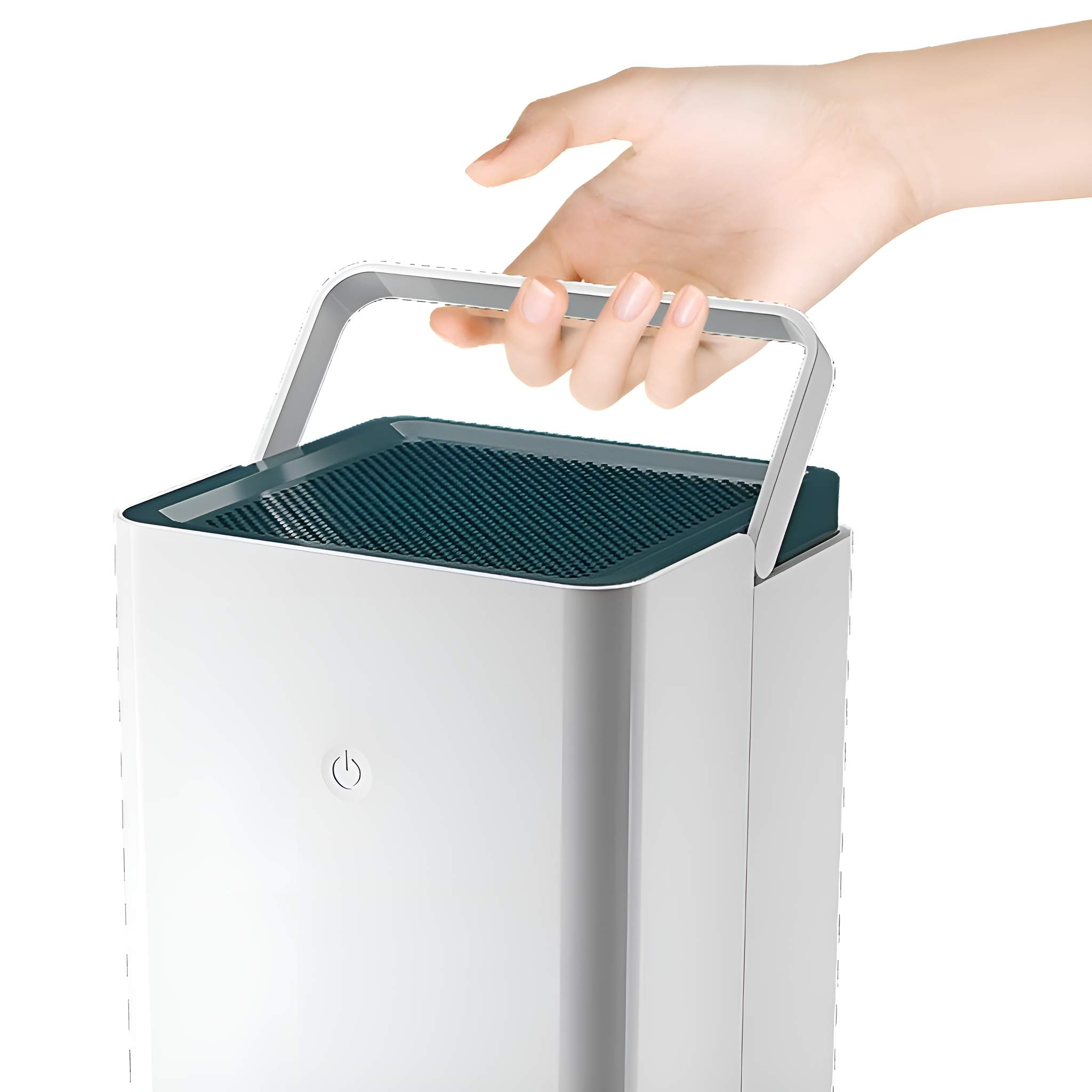 Ein weißer Luftreiniger mit Griff. Die Oberseite hat einen dunkelgrauen Grill. Der Griff wird von einer Hand gehalten.