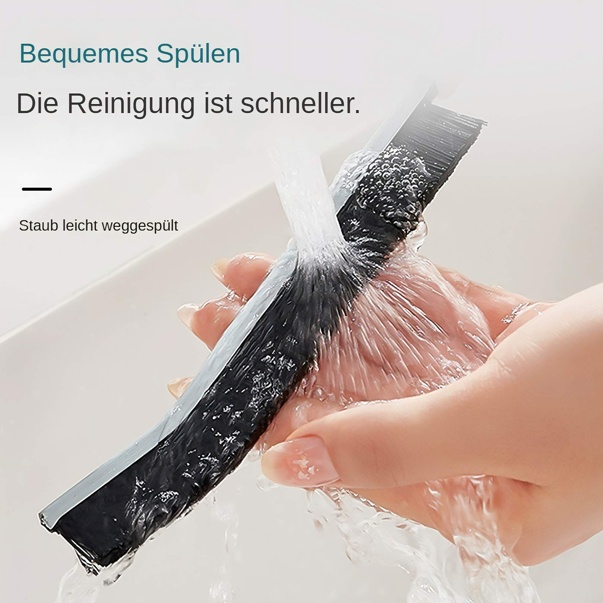Eine Hand wäscht eine Bürste mit Wasser über einem Waschbecken. Die Bürste ist schwarz und grau.