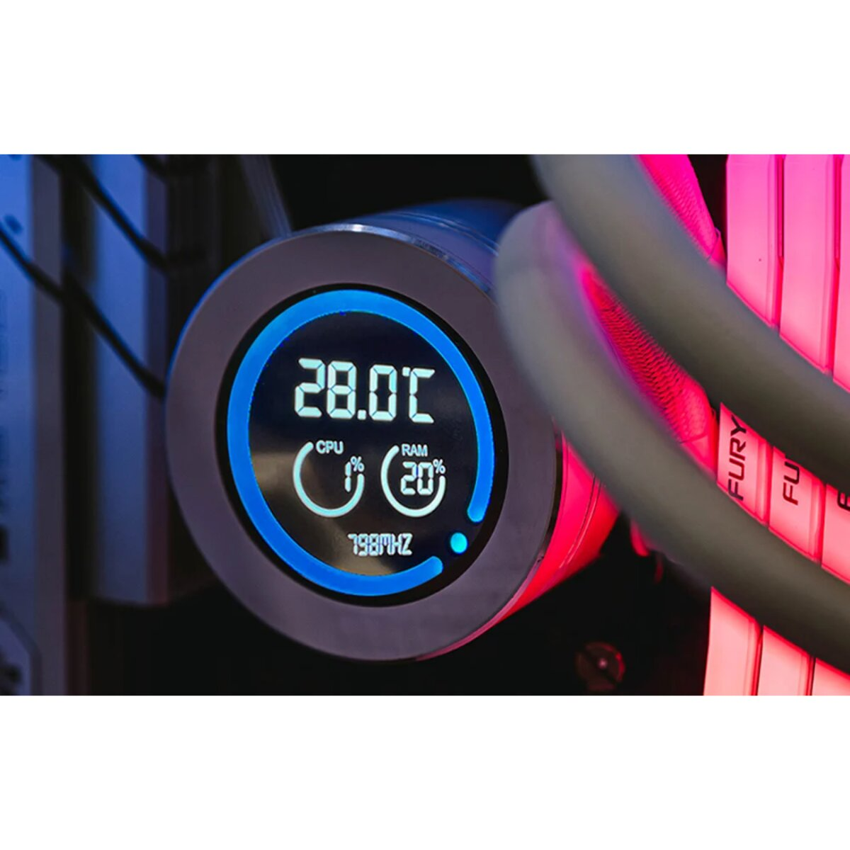 Een close-up van een digitaal display op een circulair vloeistofkoelsysteem voor computers, met temperatuur en gebruik.
