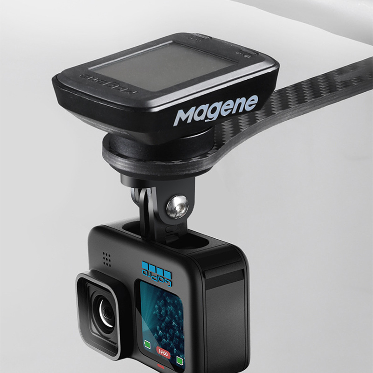 Komputer rowerowy i kamera zamontowane są na kierownicy, z marką GoPro i Magene.