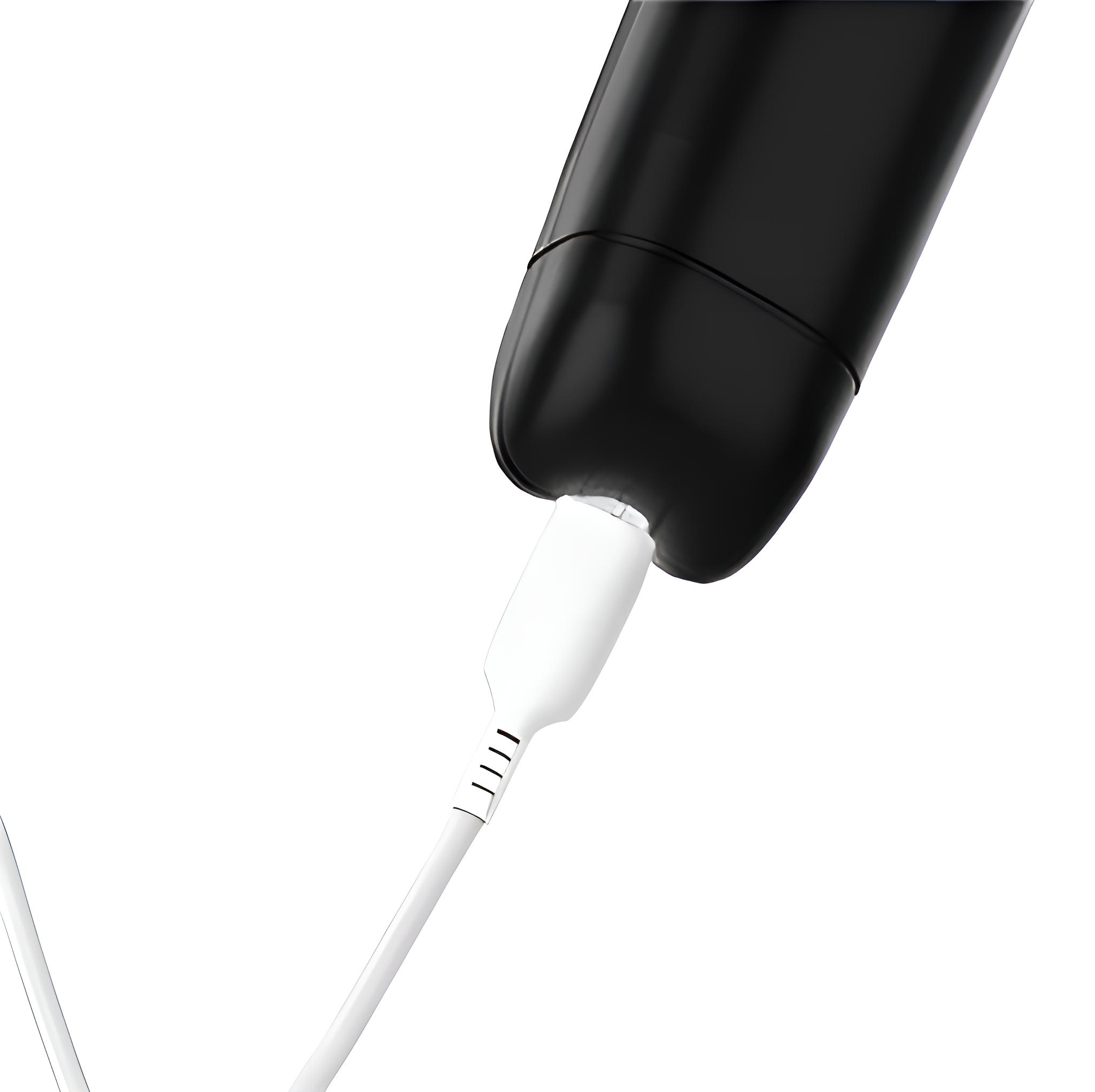 Ein schwarzes Objekt mit einem weißen Ladekabel, das eingesteckt ist. Das Kabel ist weiß, und der Hintergrund ist weiß.