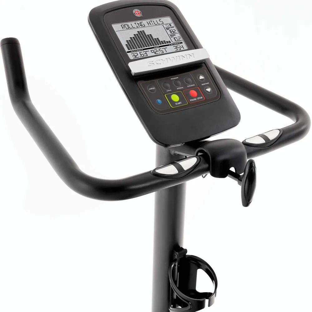 L'avant d'un vélo d'exercice Schwinn noir est montré. L'écran a des boutons et affiche des données.