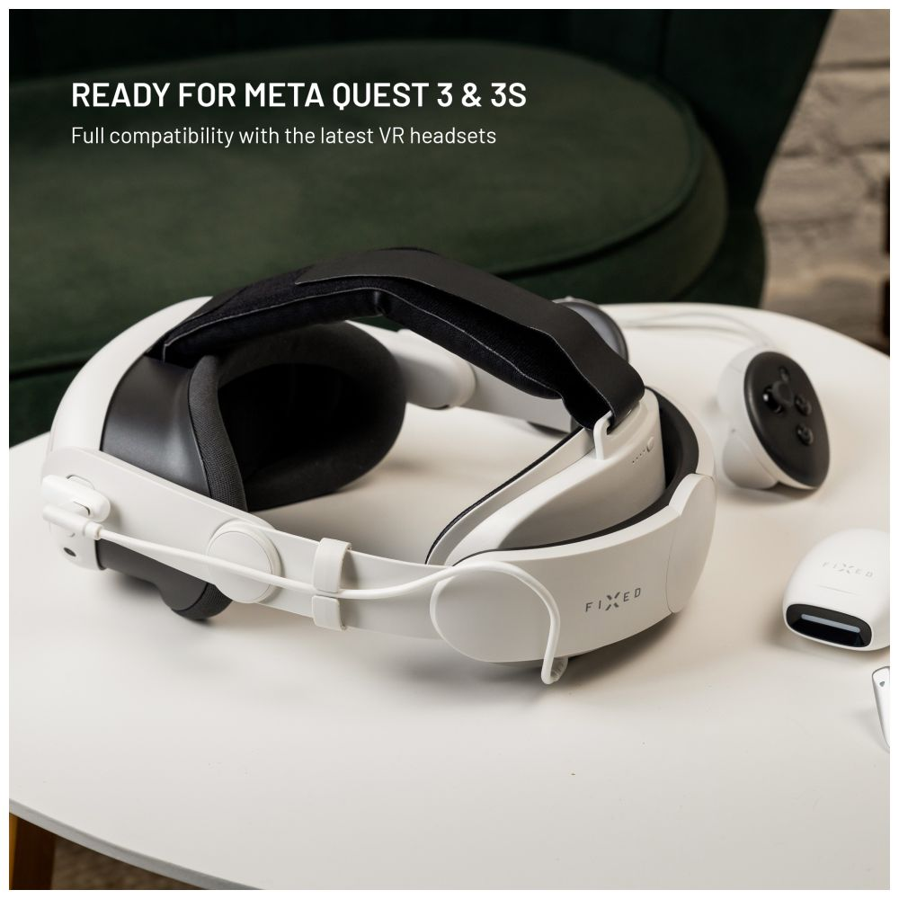 Un visore VR e controller bianchi su un tavolo bianco. Pronto per Meta Quest 3 e 3S.