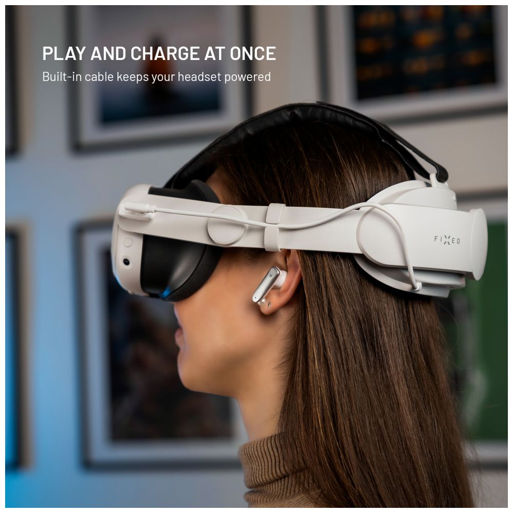 Donna che indossa un visore VR bianco e auricolari, con il testo "PLAY AND CHARGE AT ONCE".