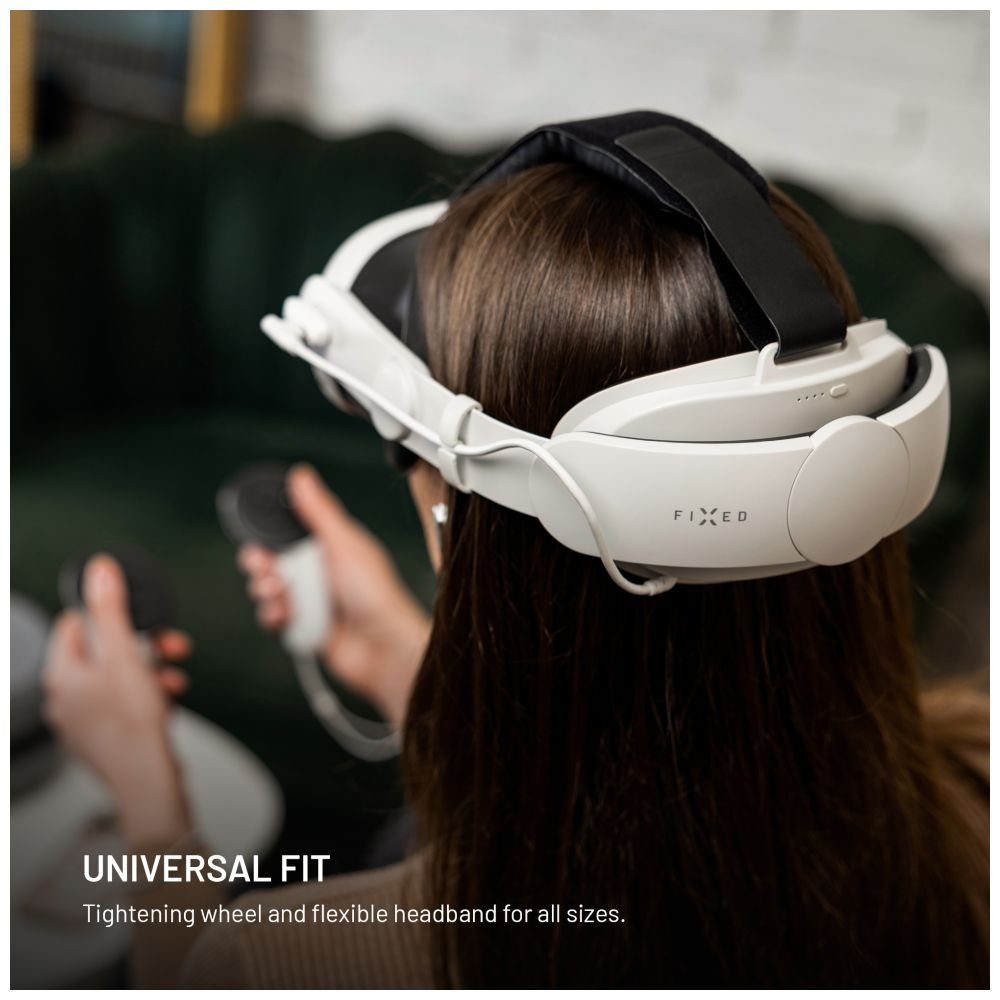 Una donna con un visore VR bianco. Tiene in mano dei controller. Le parole UNIVERSAL FIT sono in basso.