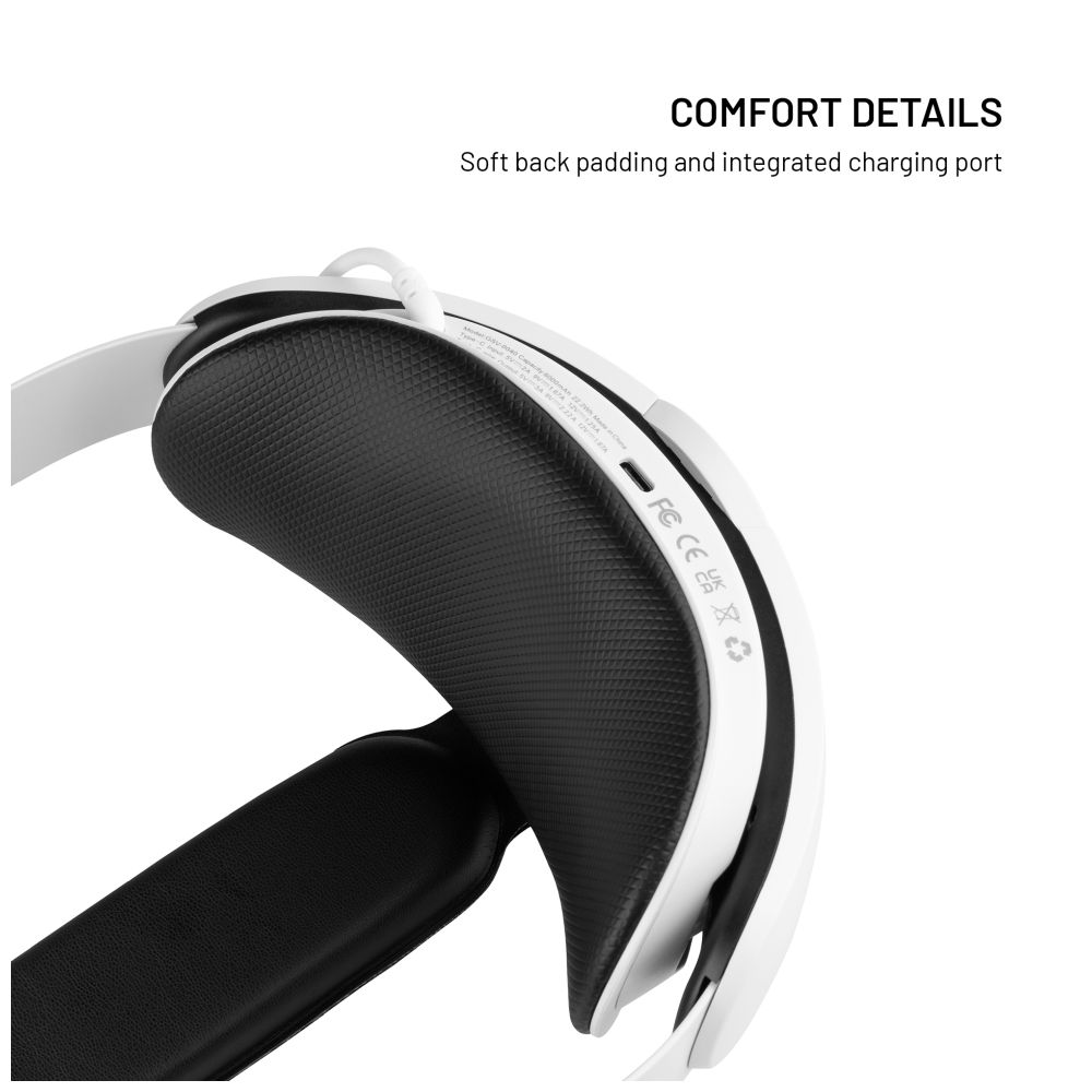Un primo piano dell'imbottitura di un visore VR bianco. Le parole COMFORT DETAILS sono sopra l'imbottitura. Una porta di ricarica è visibile.