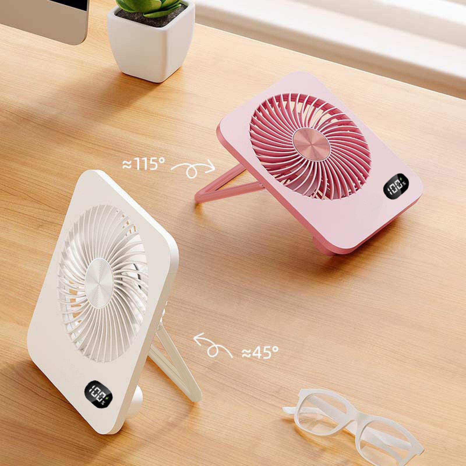 Drei kleine Schreibtischventilatoren in Weiß, Rosa und Schwarz, auf Tisch und Podest.