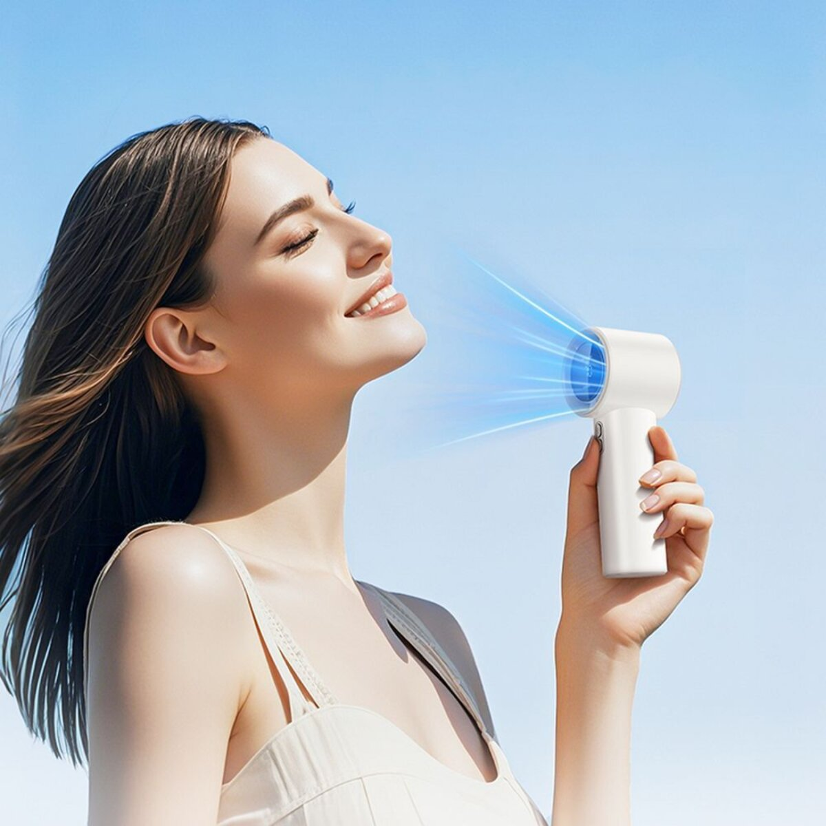 Una donna che si gode un ventilatore che soffia aria blu, con un cielo blu sullo sfondo.