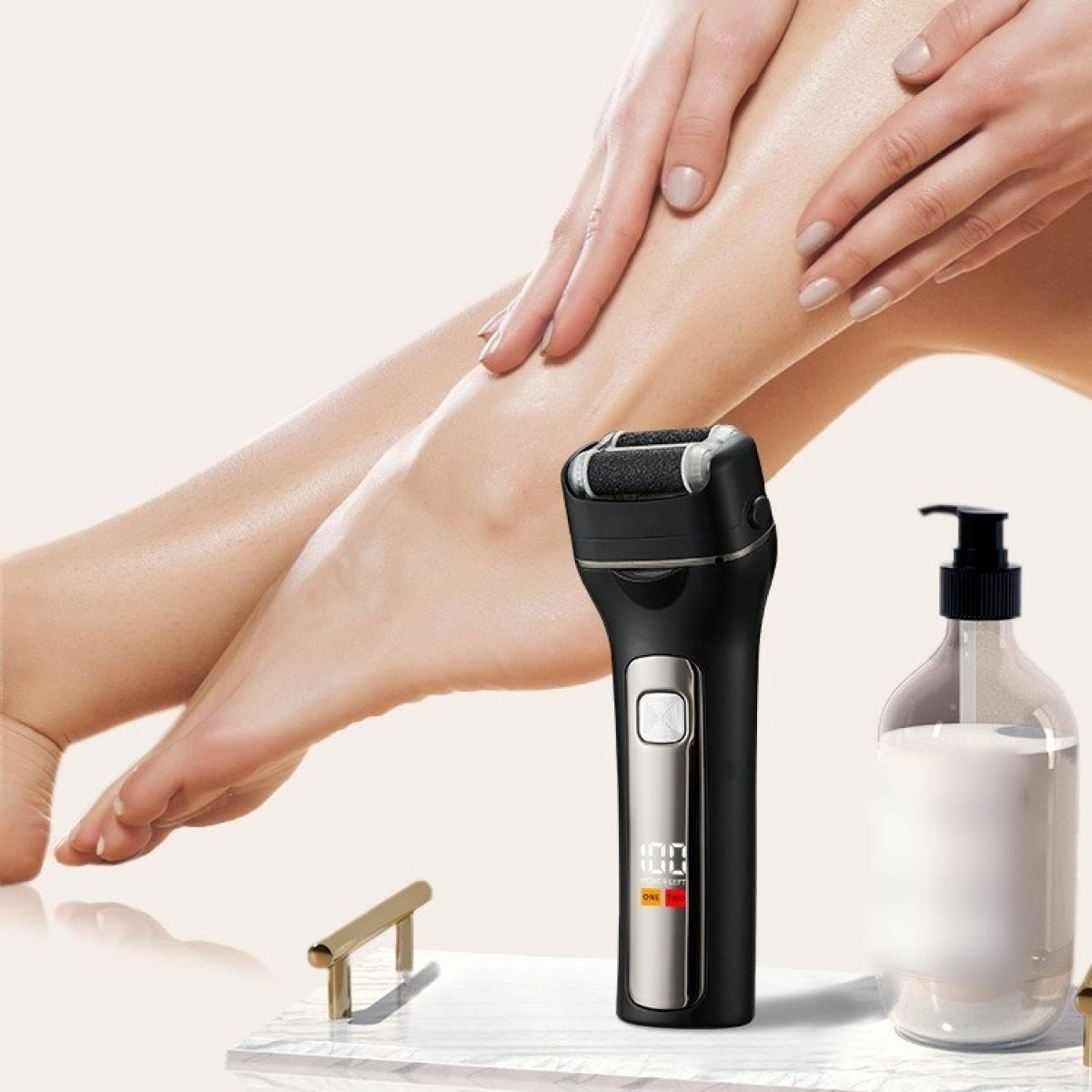 Schwarzes Fußpflegegerät neben einem Bein. Eine Flasche Lotion und eine kleine Dekoration sind vorhanden.