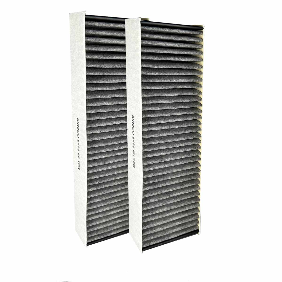 Zwei Luftfilter, graues, plissiertes Material, weiße Rahmen mit Text.