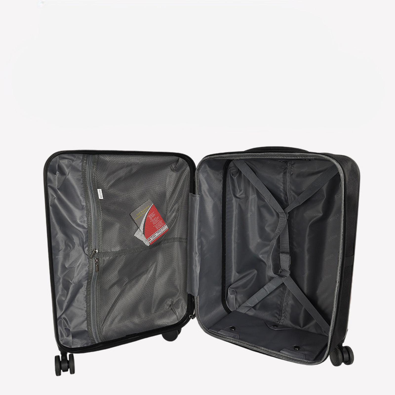 Geöffneter schwarzer Koffer mit sichtbaren Innendetails. Enthält Taschen, Gurte und ein Etikett.