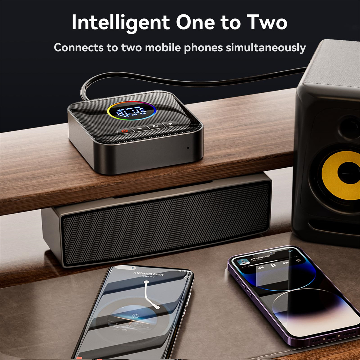 Gerät mit Bildschirm und zwei Smartphones mit Musikoberfläche auf Holzregal.