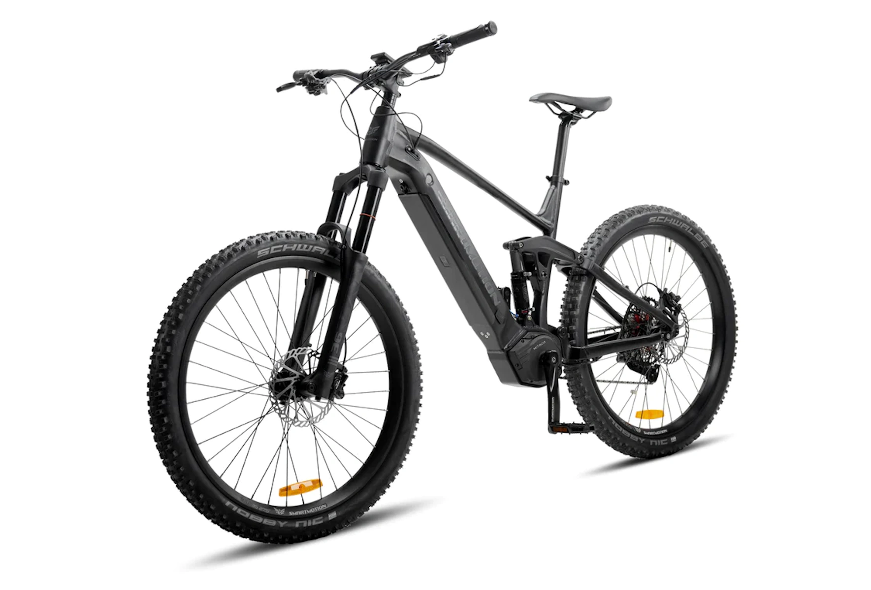 Ein schwarz-graues elektrisches Mountainbike auf weißem Hintergrund.