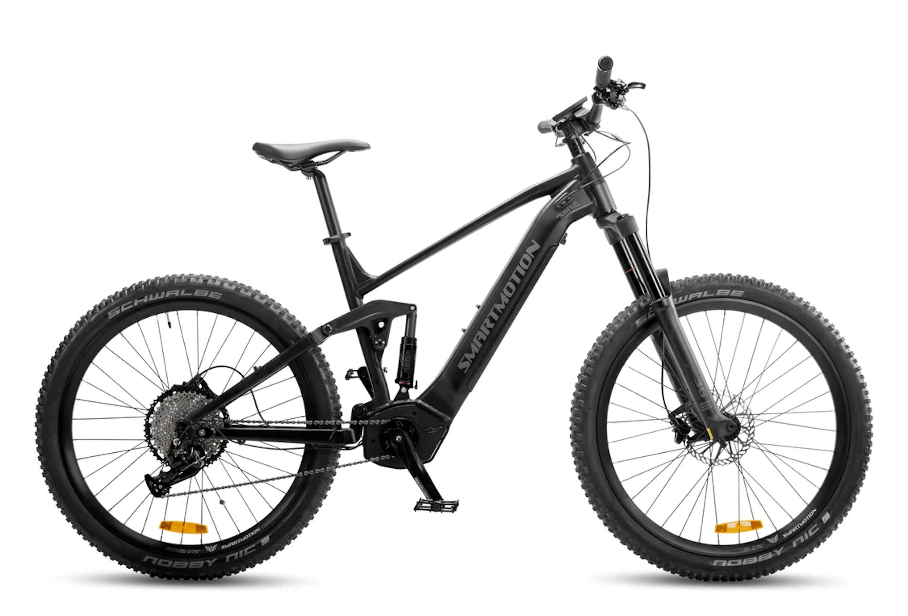 Schwarzes Mountainbike mit weißem Hintergrund, modernes Design, große Reifen.